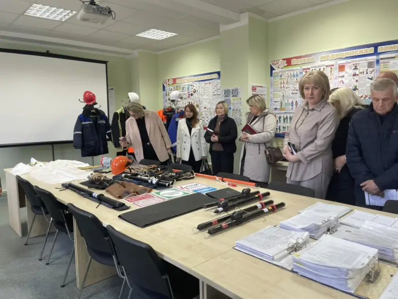 Сегодня в Октябрьском в рамках недели "Нулевого травматизма"  на базе Октябрьского РЭС филиала "Речицкие электрические сети" РУП "Гомельэнерго" прошел районный День охраны труда. - 5360342628743