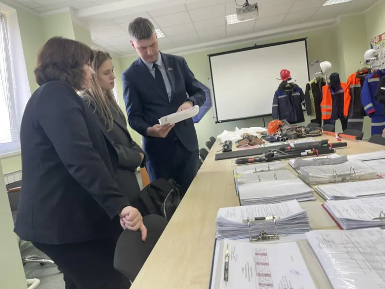 Сегодня в Октябрьском в рамках недели "Нулевого травматизма"  на базе Октябрьского РЭС филиала "Речицкие электрические сети" РУП "Гомельэнерго" прошел районный День охраны труда. - 5360342610311