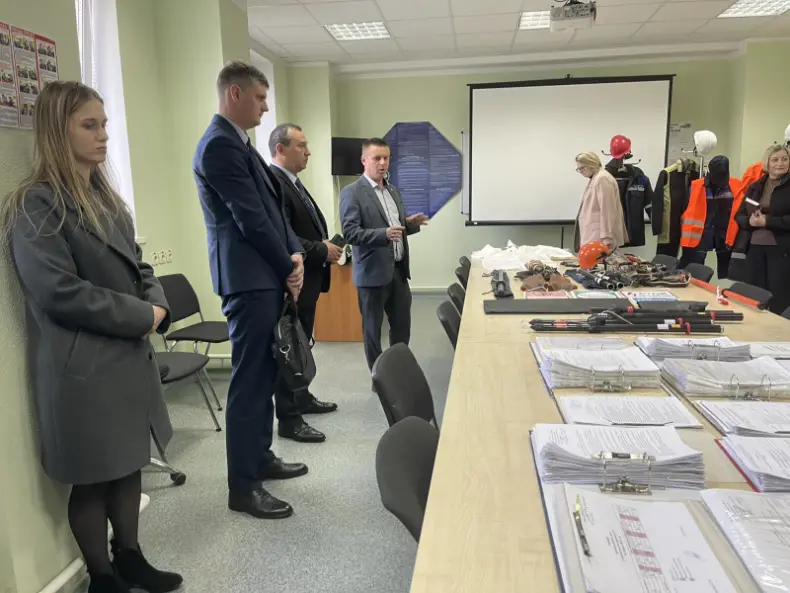 Сегодня в Октябрьском в рамках недели "Нулевого травматизма"  на базе Октябрьского РЭС филиала "Речицкие электрические сети" РУП "Гомельэнерго" прошел районный День охраны труда. - 5360342575495