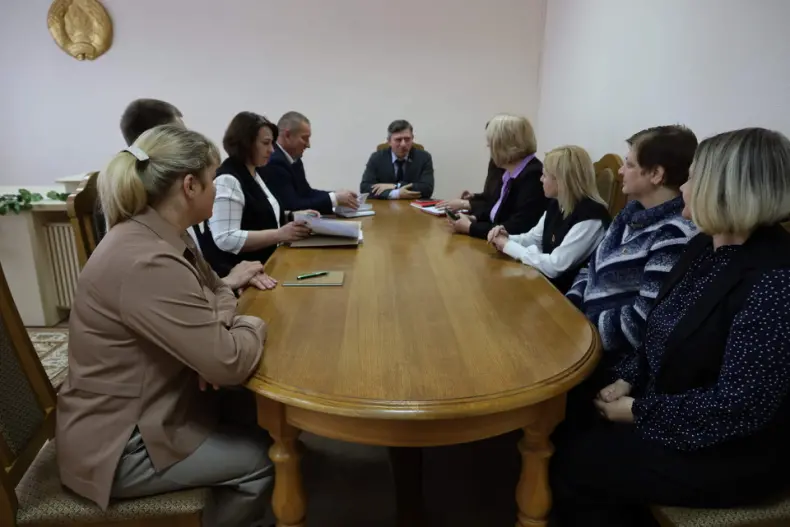 В рамках рабочей поездки в Октябрьский район депутат Палаты Представителей Национального собрания Республики Беларусь Николай Маратаев встретился со специалистами управления по труду, занятости и социальной защите Октябрьского райисполкома. - 5360413982343