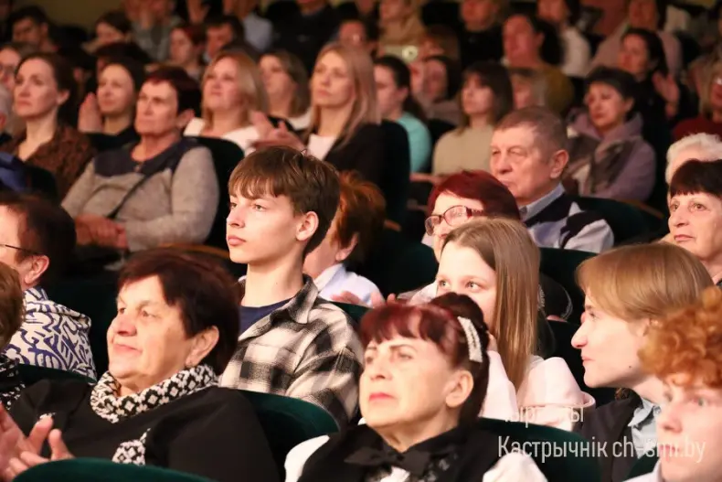 В центре досуга прошел отчетный концерт Октябрьского района "Песни нашей души" - 5360420503943