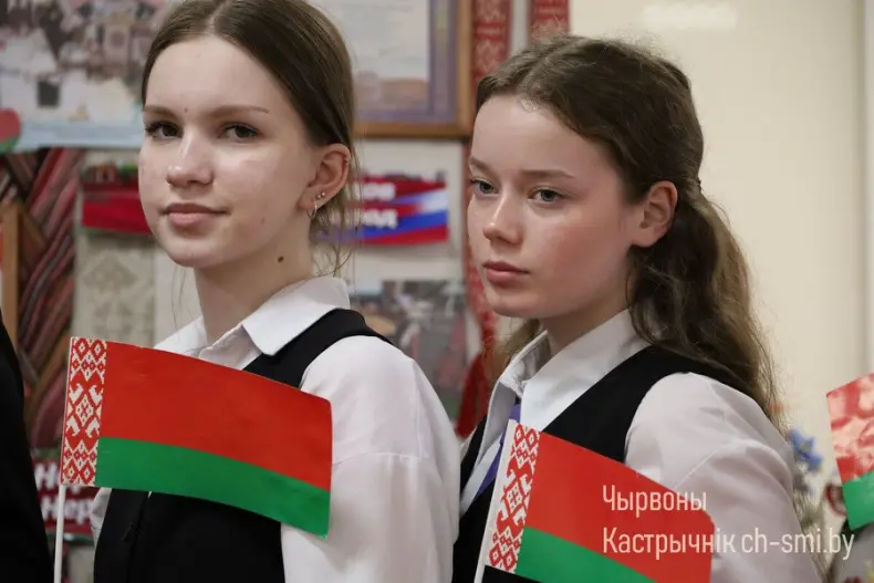 В Октябрьском центре досуга прошло праздничное мероприятие, посвященное Дню единения народов Беларуси и России - 5360171847047