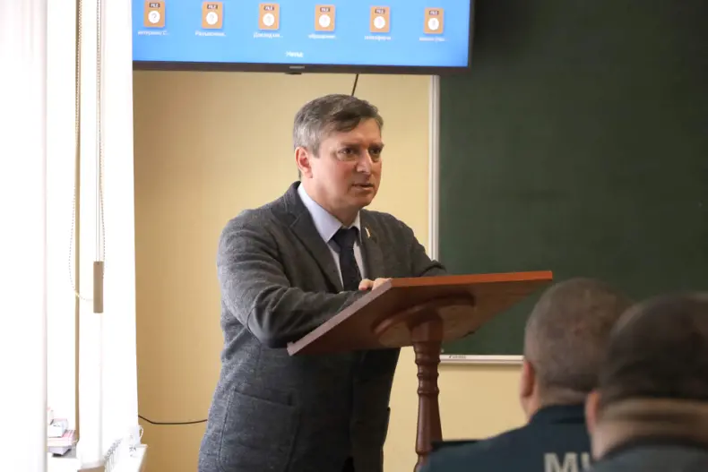 В рамках рабочей поездки в Октябрьский район, депутат Палаты представителей Национального собрания Республики Беларусь Николай Маратаев,  встретился с коллективом Октябрьского районного отдела по чрезвычайным ситуациям. - 5360411706759