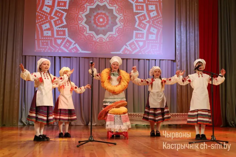 В Октябрьском центре досуга прошло праздничное мероприятие, посвященное Дню единения народов Беларуси и России - 5360171850375