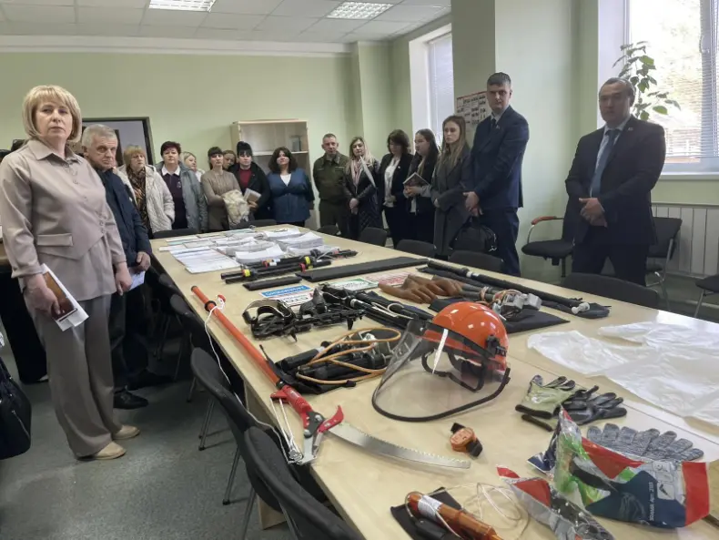 Сегодня в Октябрьском в рамках недели "Нулевого травматизма"  на базе Октябрьского РЭС филиала "Речицкие электрические сети" РУП "Гомельэнерго" прошел районный День охраны труда. - 5360342576519