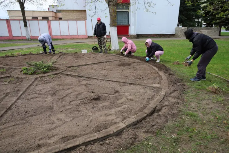 В Год белорусской женщины  в центре горпоселка Октябрьский активистки первичек районной организации общественного объединения   "Белорусский союз женщин", возглавляет которую Валентина Шлапакова, обновляют клумбу. - 5360422008199