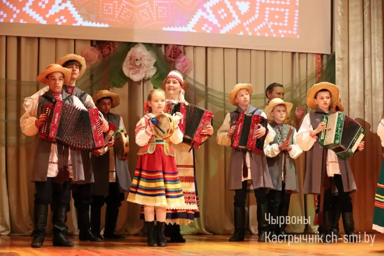 В центре досуга прошел отчетный концерт Октябрьского района "Песни нашей души" - 5360420501127