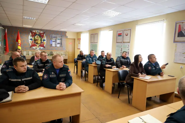 В рамках рабочей поездки в Октябрьский район, депутат Палаты представителей Национального собрания Республики Беларусь Николай Маратаев,  встретился с коллективом Октябрьского районного отдела по чрезвычайным ситуациям. - 5360411690375