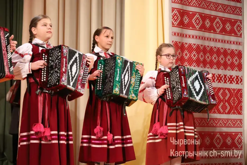 В центре досуга прошел отчетный концерт Октябрьского района "Песни нашей души" - 5360420502407