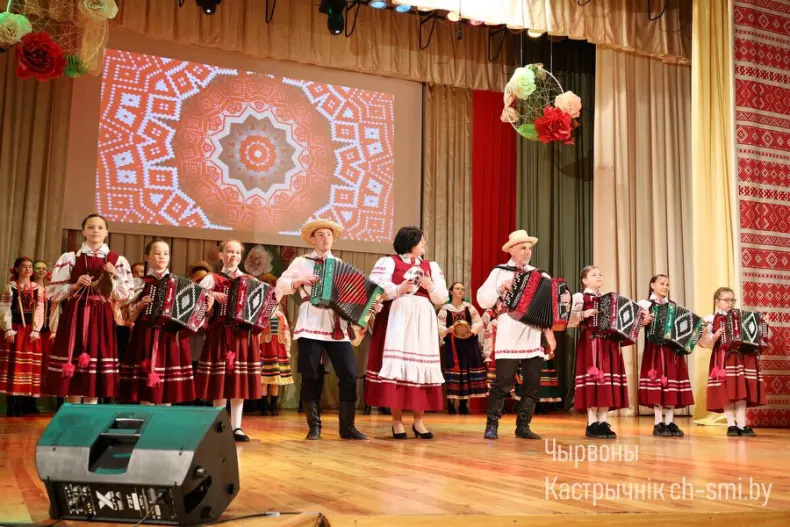 В центре досуга прошел отчетный концерт Октябрьского района "Песни нашей души" - 5360420501895