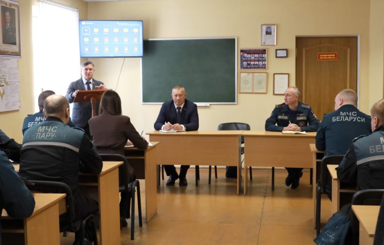 В рамках рабочей поездки в Октябрьский район, депутат Палаты представителей Национального собрания Республики Беларусь Николай Маратаев,  встретился с коллективом Октябрьского районного отдела по чрезвычайным ситуациям. - 5360411762823