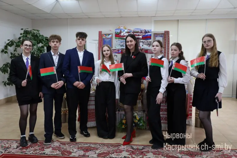 В Октябрьском центре досуга прошло праздничное мероприятие, посвященное Дню единения народов Беларуси и России - 5360171847303