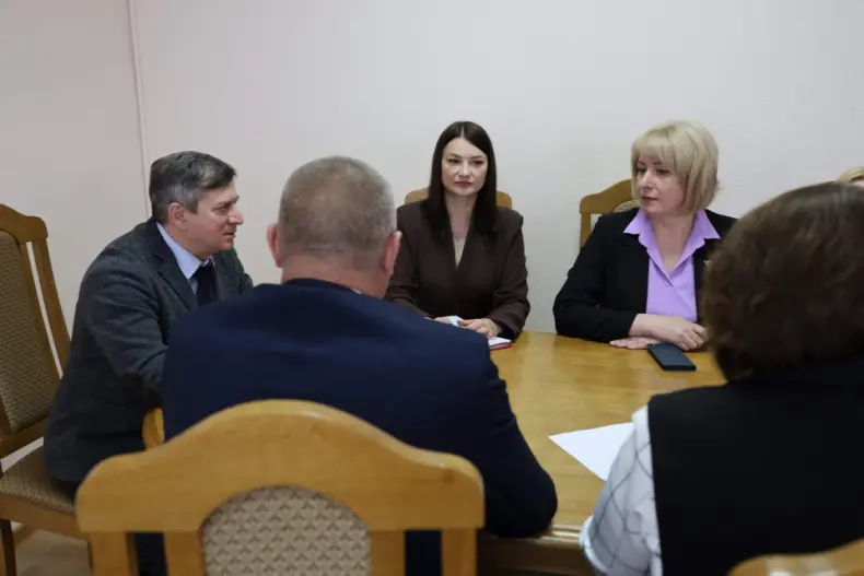 В рамках рабочей поездки в Октябрьский район депутат Палаты Представителей Национального собрания Республики Беларусь Николай Маратаев встретился со специалистами управления по труду, занятости и социальной защите Октябрьского райисполкома. - 5360413985927