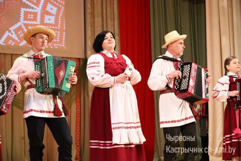 В центре досуга прошел отчетный концерт Октябрьского района "Песни нашей души" - 5360420502151