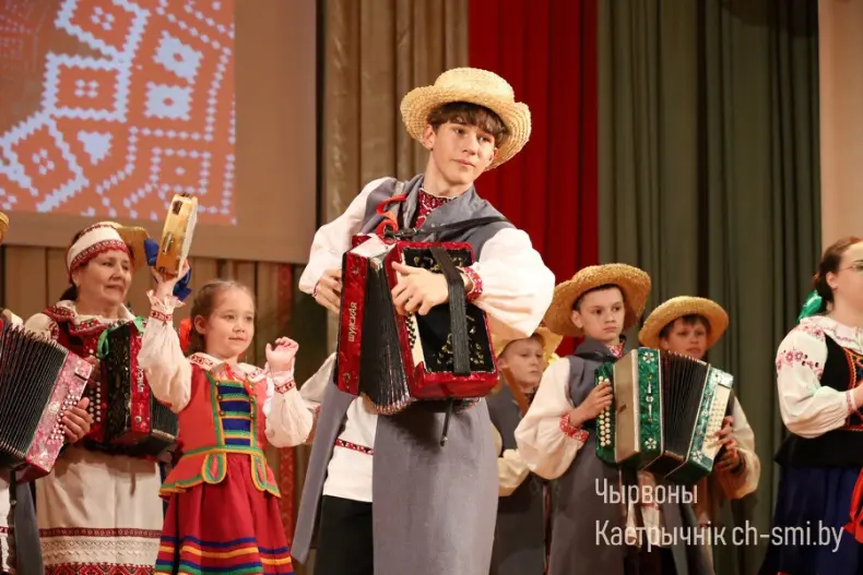 В центре досуга прошел отчетный концерт Октябрьского района "Песни нашей души" - 5360420501383