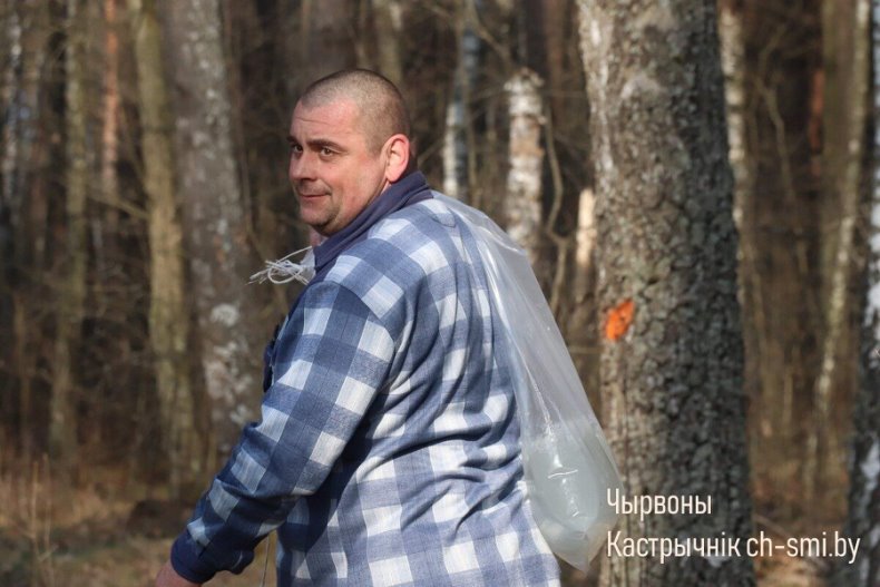 В Октябрьском лесхозе идет активная  заготовка березового сока. - 5360161185159