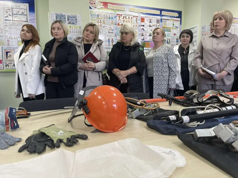 Сегодня в Октябрьском в рамках недели "Нулевого травматизма"  на базе Октябрьского РЭС филиала "Речицкие электрические сети" РУП "Гомельэнерго" прошел районный День охраны труда. - 5360342611591