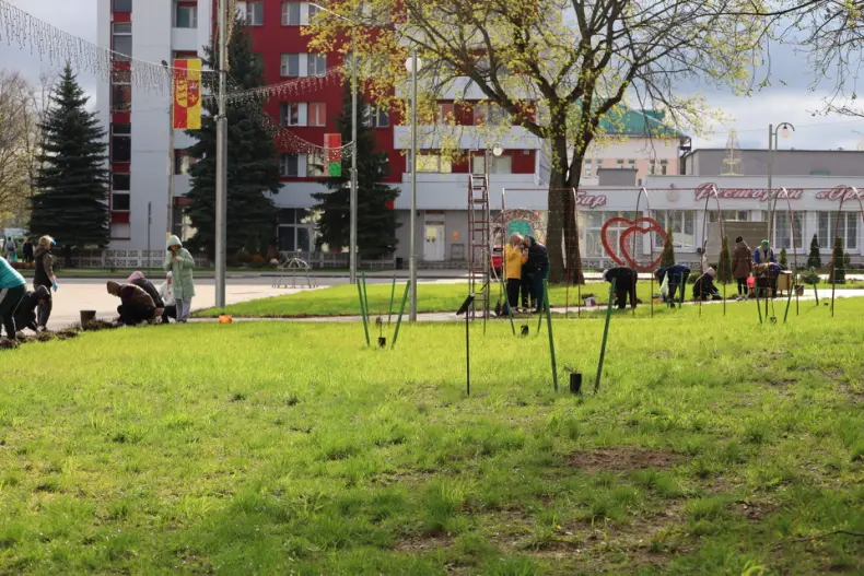 В Октябрьском проходит республиканский субботник. - 5360349485703