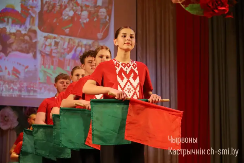 В центре досуга прошел отчетный концерт Октябрьского района "Песни нашей души" - 5360420518535