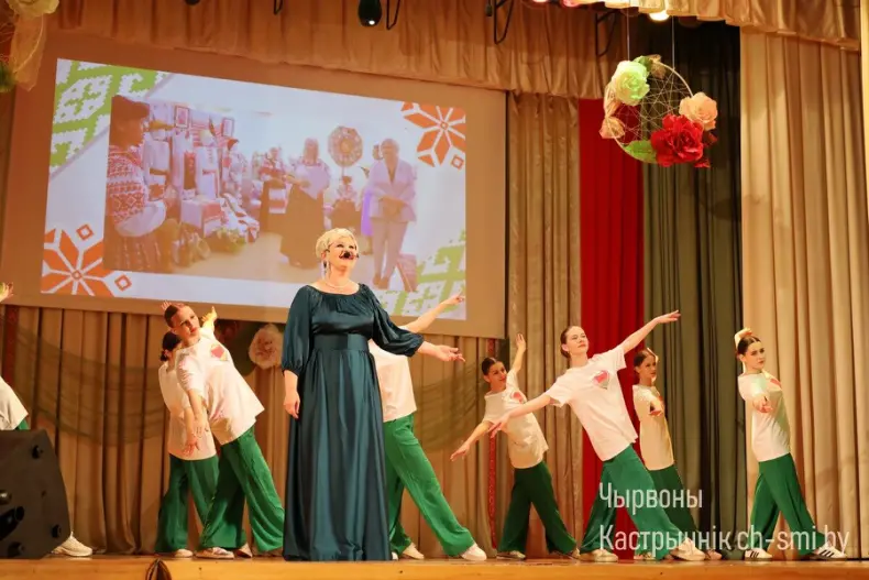 В центре досуга прошел отчетный концерт Октябрьского района "Песни нашей души" - 5360420513415