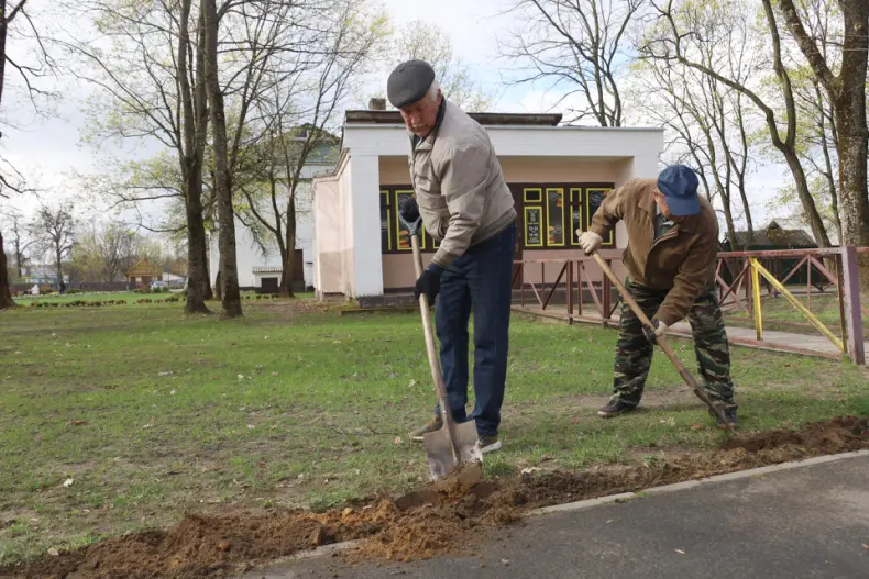 В Октябрьском проходит республиканский субботник. - 5360349529479