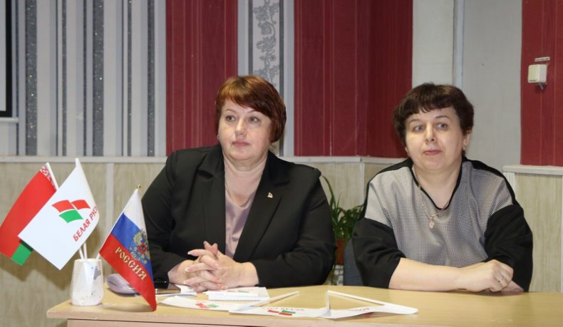 Накануне Дня единения народов Беларуси и России в Октябрьской районной библиотеке состоялась диалоговая площадка "Союзное государство - общая история, общая судьба". - 5360162432135