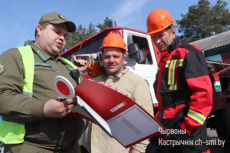 В Октябрьском лесхозе  на базе ремонтно-механических мастерских прошел ежегодный смотр-конкурс лесной охраны. - 5360178910599