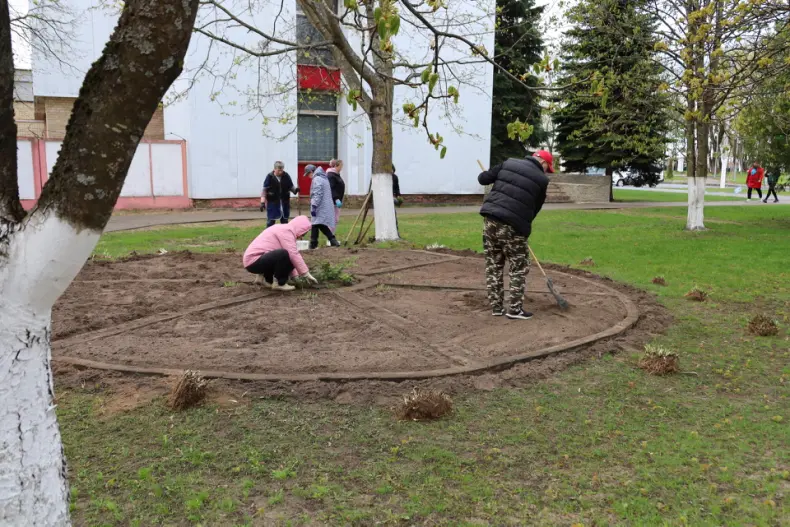 В Год белорусской женщины  в центре горпоселка Октябрьский активистки первичек районной организации общественного объединения   "Белорусский союз женщин", возглавляет которую Валентина Шлапакова, обновляют клумбу. - 5360422010503