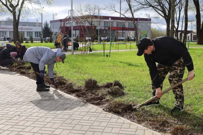 В Октябрьском проходит республиканский субботник. - 5360349406343