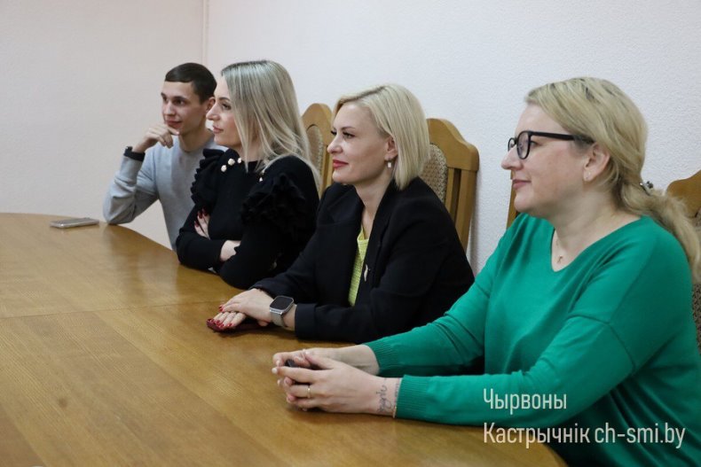 В Октябрьском райисполкоме прошла встреча с представителями блогосферы Октябрьщины, людьми, которые создают контент, снимают видеоролики, проводят эфиры в социальных сетях. - 5360463495303