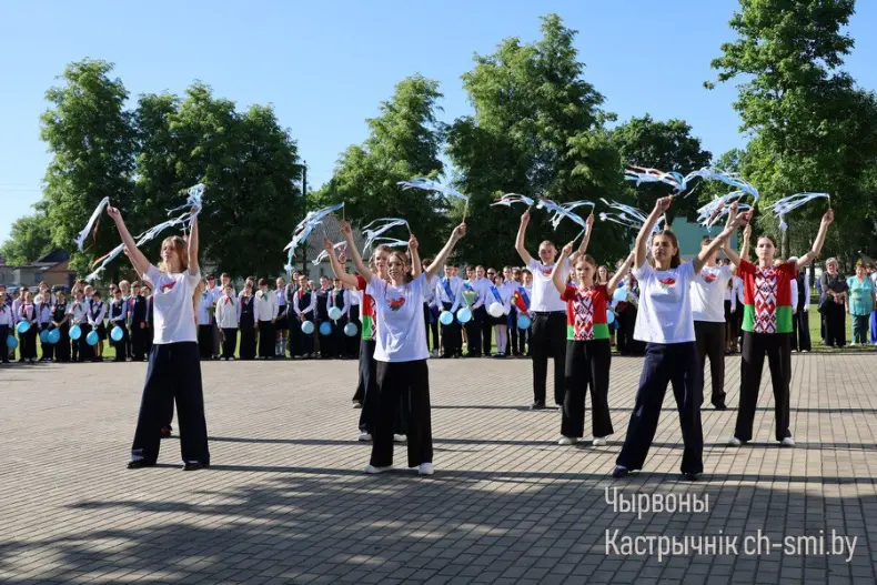 Ленты выпускников, букеты цветов, волнительный перезвон голосов, слезы на глазах родителей… - 5360711304071