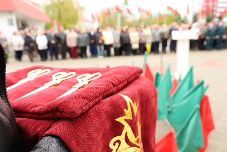 В Октябрьском в Праздник труда  открылась обновленная Доска почета. - 5360483294343