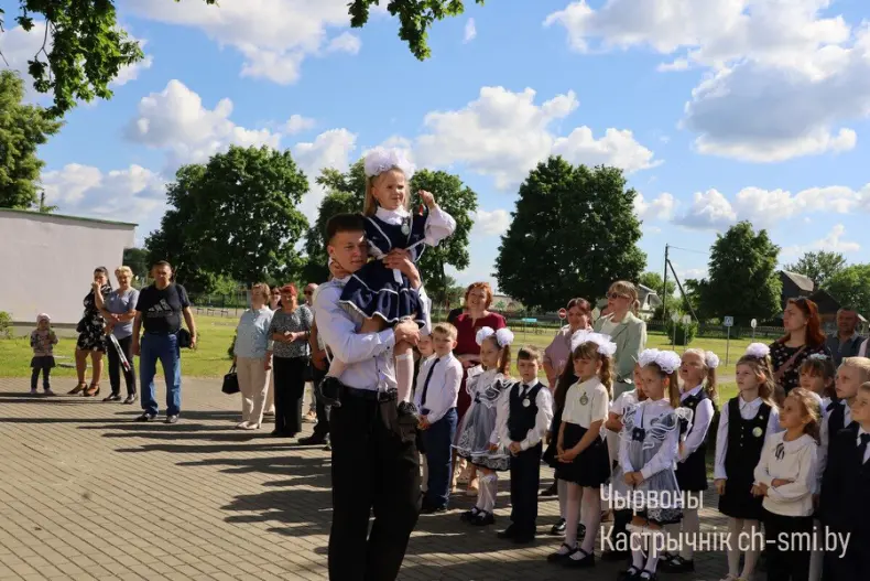 Ленты выпускников, букеты цветов, волнительный перезвон голосов, слезы на глазах родителей… - 5360711254919