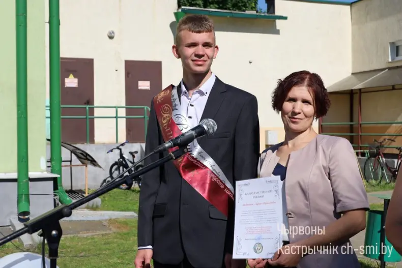 Ленты выпускников, букеты цветов, волнительный перезвон голосов, слезы на глазах родителей… - 5360711297415
