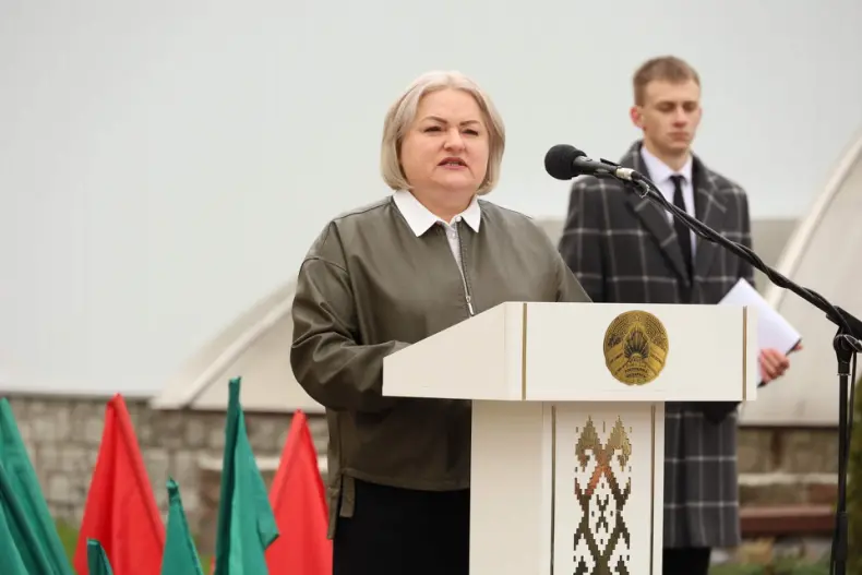 В Октябрьском в Праздник труда  открылась обновленная Доска почета. - 5360483361415