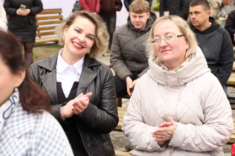 В Октябрьском  в городском сквере прошла  праздничная концертная программа, приуроченная Празднику труда. - 5360483905927