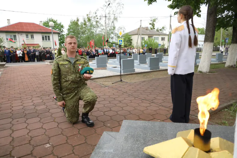 В День Победы в Октябрьском  прошел митинг-реквием, который  состоялся на мемориале «Братское кладбище». - 5360570476935