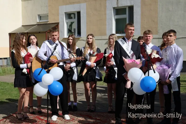 Ленты выпускников, букеты цветов, волнительный перезвон голосов, слезы на глазах родителей… - 5360711256967