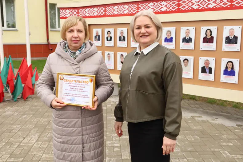 В Октябрьском в Праздник труда  открылась обновленная Доска почета. - 5360483378055