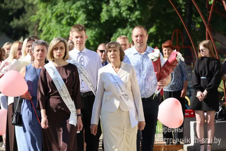 Ленты выпускников, букеты цветов, волнительный перезвон голосов, слезы на глазах родителей… - 5360711302791
