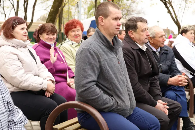 В Октябрьском  в городском сквере прошла  праздничная концертная программа, приуроченная Празднику труда. - 5360483871111
