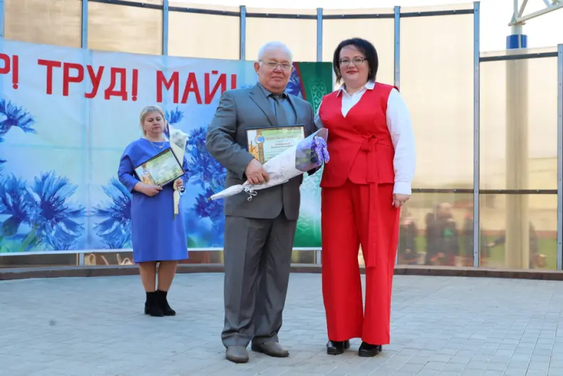 В Октябрьском  в городском сквере прошла  праздничная концертная программа, приуроченная Празднику труда. - 5360483903879