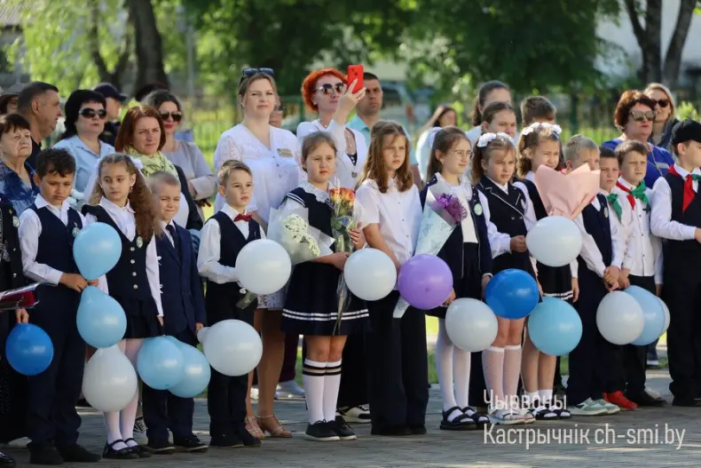 Ленты выпускников, букеты цветов, волнительный перезвон голосов, слезы на глазах родителей… - 5360711303815