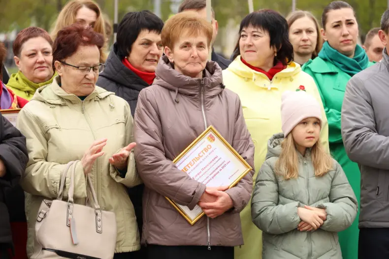В Октябрьском в Праздник труда  открылась обновленная Доска почета. - 5360483376775