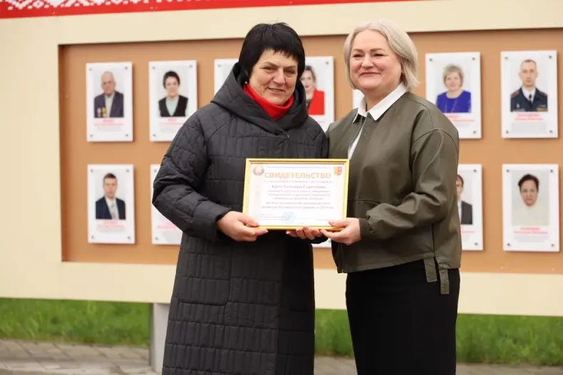 В Октябрьском в Праздник труда  открылась обновленная Доска почета. - 5360483432071