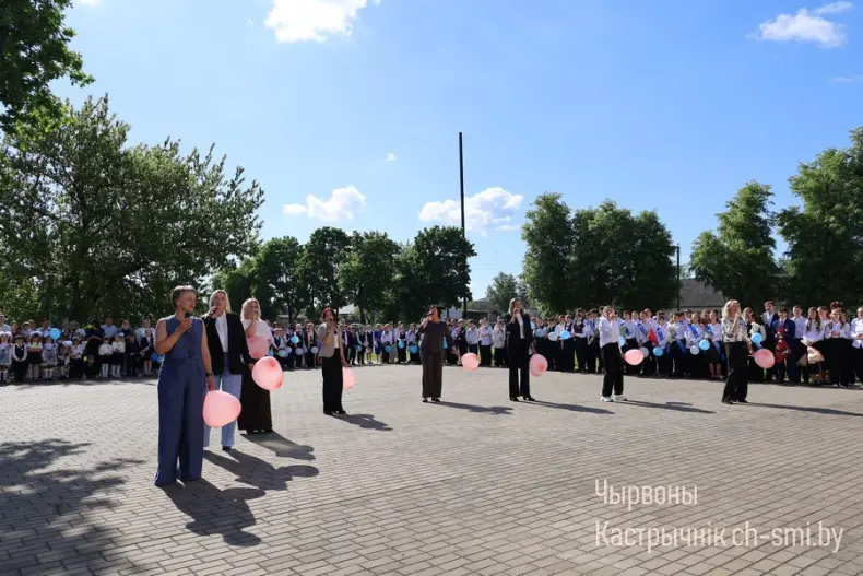 Ленты выпускников, букеты цветов, волнительный перезвон голосов, слезы на глазах родителей… - 5360711260551