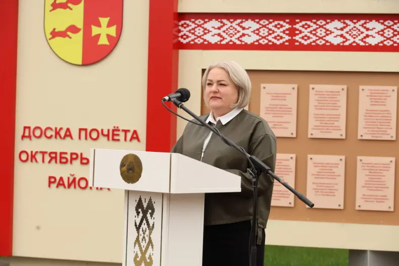 В Октябрьском в Праздник труда  открылась обновленная Доска почета. - 5360483307655