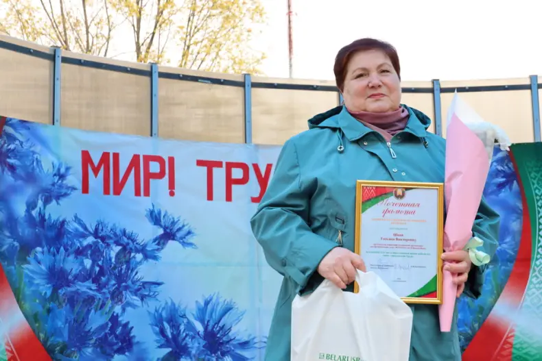 В Октябрьском  в городском сквере прошла  праздничная концертная программа, приуроченная Празднику труда. - 5360483945607