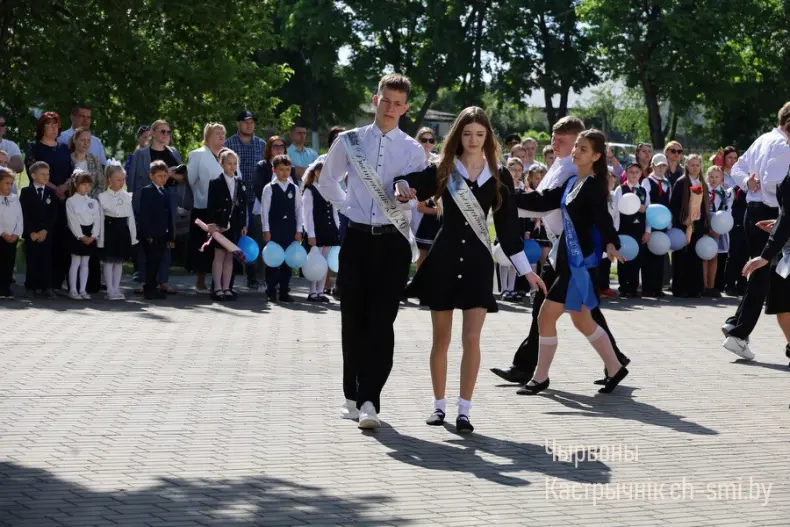 Ленты выпускников, букеты цветов, волнительный перезвон голосов, слезы на глазах родителей… - 5360711255687