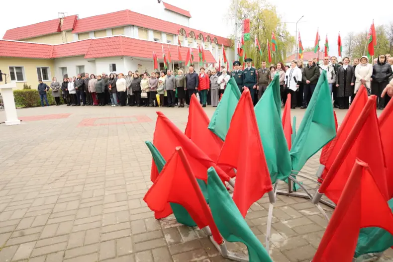 В Октябрьском в Праздник труда  открылась обновленная Доска почета. - 5360483268487